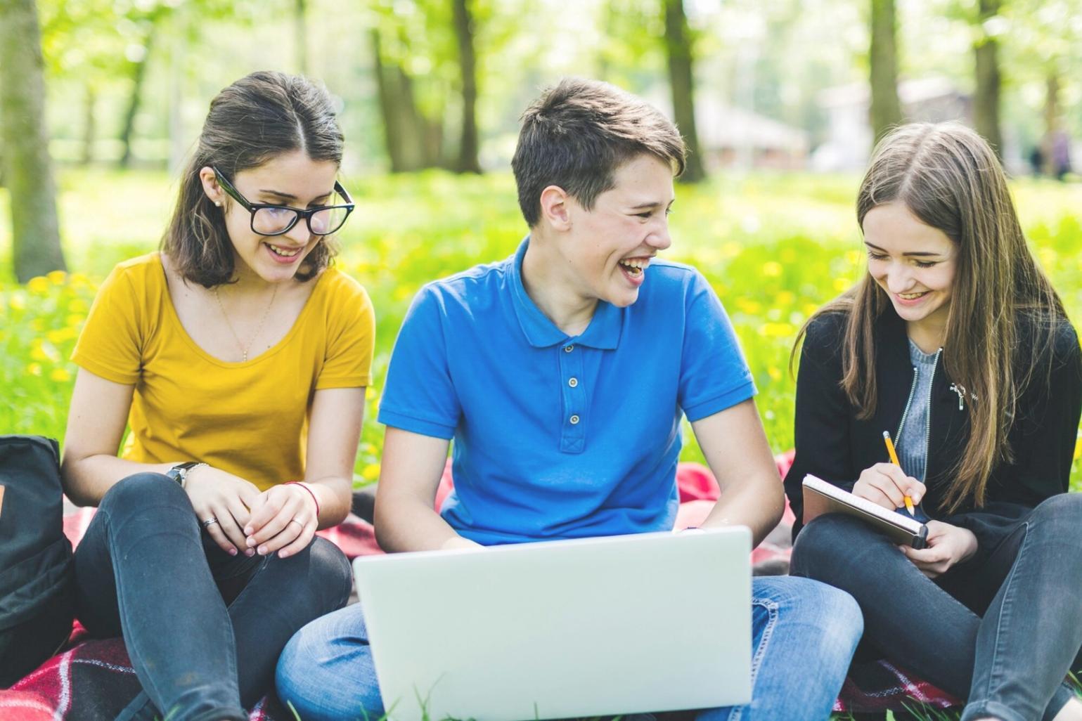 Aula moderna con estudiantes participando en discusión financiera